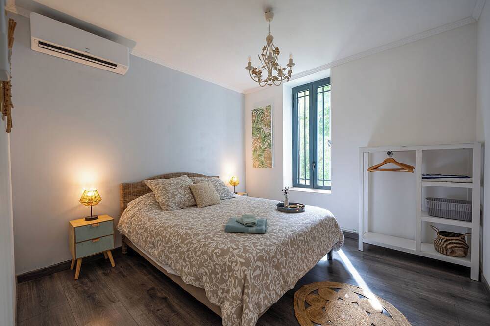 Charming 3-bedroom villa with pool and Ac in fabulous Fronsac accross a river in Fronsac, Région de Libourne