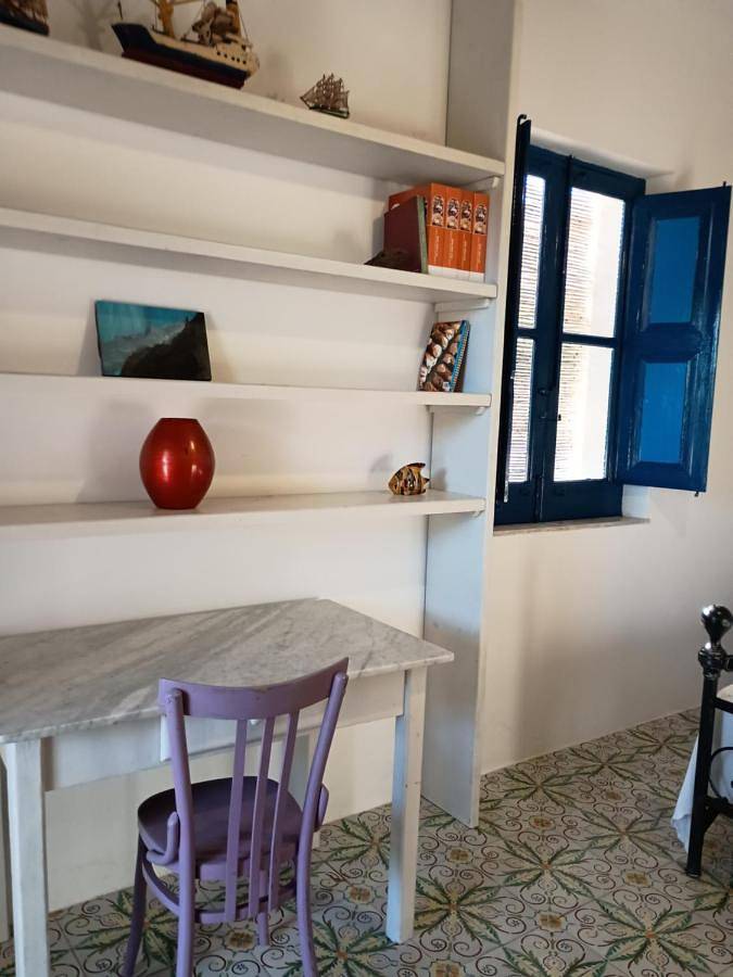 Gîte pour 2 personnes, avec terrasse ainsi que vue et jardin dans Stromboli - 4
