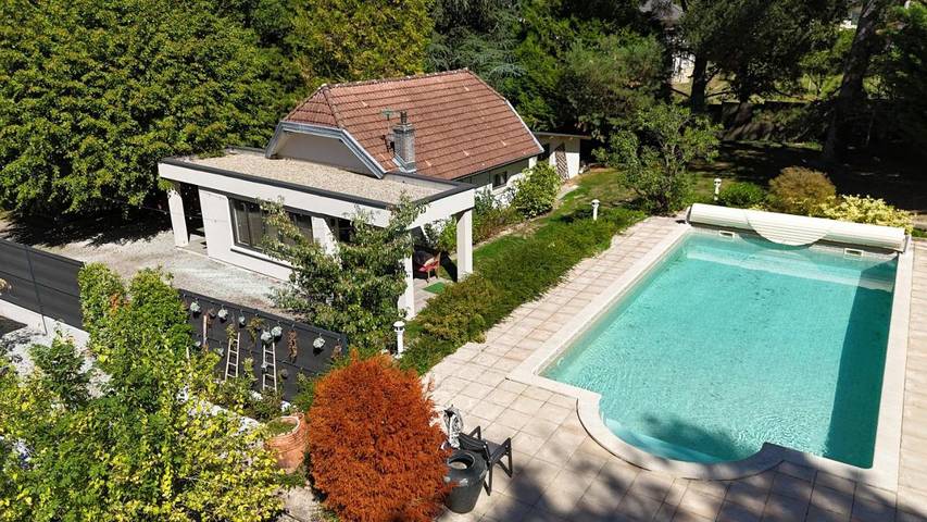 Location de vacances pour 2 personnes, avec Terrasse et Jardin ainsi que Piscine et Sauna à Étupes