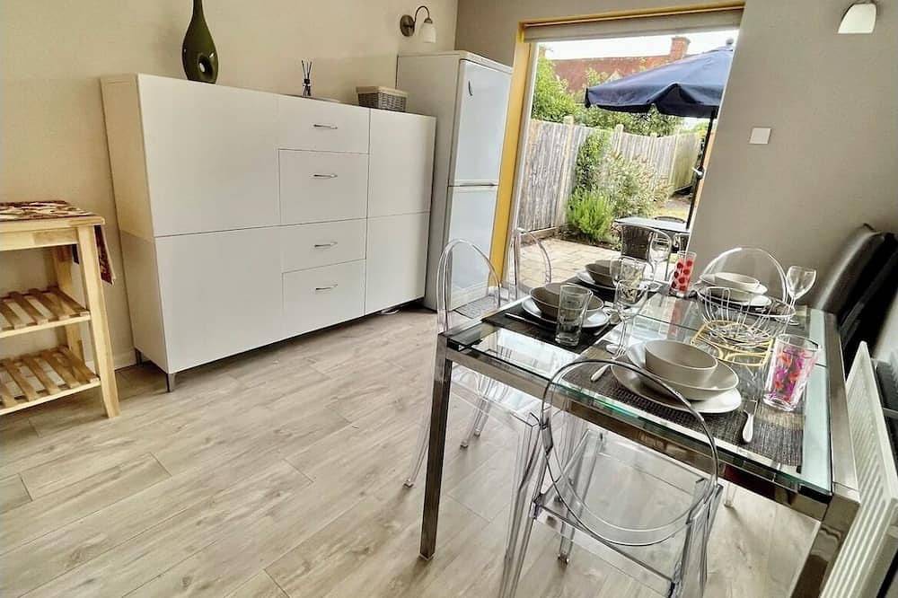 3 Bed, 2 Bath House with parking & Garden, Brooklands Weybridge Sw London in Woking, Surrey