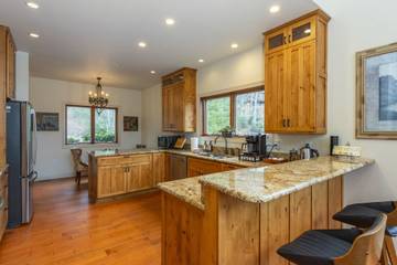 Vacation Home for 10 Guests in Blue Ridge Mountains, Mount Mitchell, Picture 4