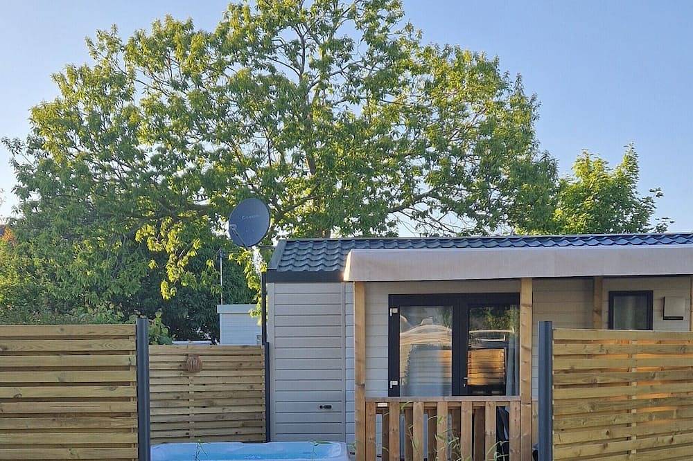 Premium mobile home with dishwasher & private spa, 2 bedrooms  in Pordic, Côte de Goëlo