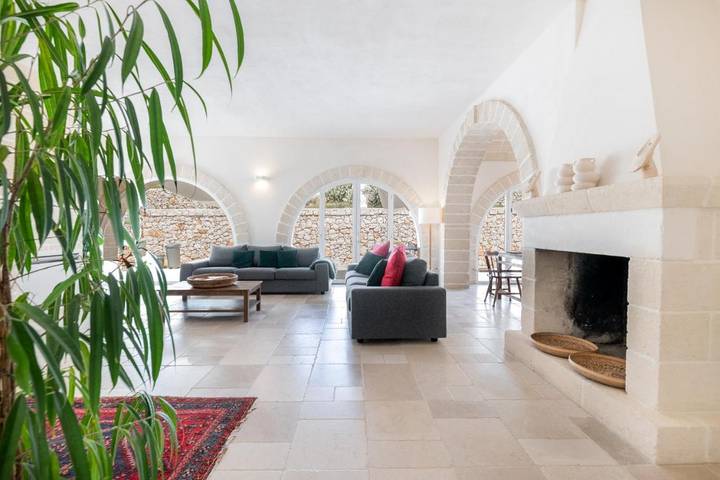 Agriturismo per 17 persone, con idromassaggio e giardino nonché piscina ad Ostuni