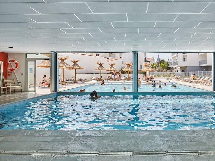 Camping pour 4 personnes, avec Balcon/Terrasse et Jacuzzi ainsi que Bassin pour enfant et Sauna