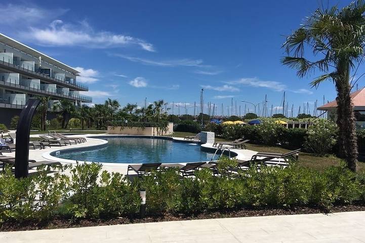 Ferienwohnung für 4 Personen, mit Whirlpool und Terrasse sowie Garten und Pool