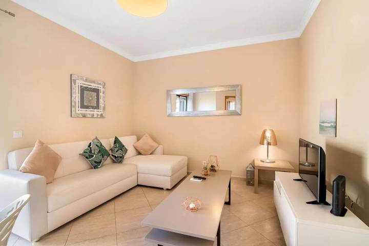 Gîte pour 3 personnes, avec vue sur le lac et jardin ainsi que vue et balcon dans Almancil - 2