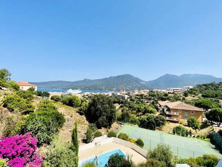 Location de vacances pour 4 personnes, avec piscine et terrasse, adapté aux familles à Propriano