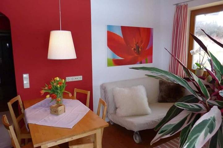 Ferienwohnung für 4 Personen, mit Balkon und Garten sowie Pool und Sauna in Haus