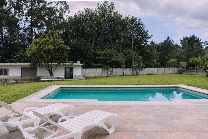 Casa de vacaciones para 15 personas, con piscina además de balcón y vistas en Comarca de Vigo