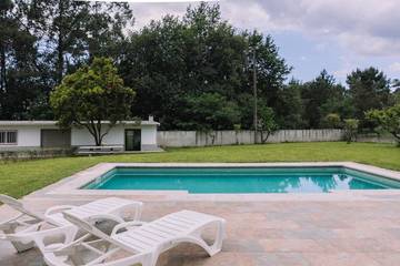 Casa de vacaciones para 15 personas, con vistas además de balcón y piscina en Comarca de Vigo