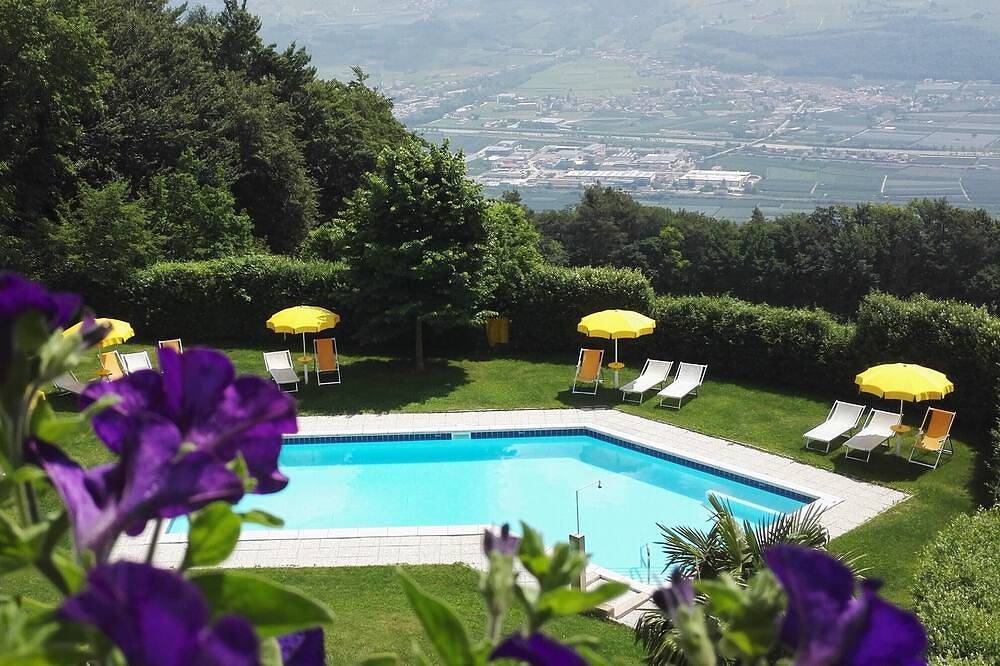 Ganze Wohnung, Zweizimmerwohnung mit Pool, Sauna und herrlicher Aussicht in Kurtatsch an der Weinstraße, Nonsberggruppe