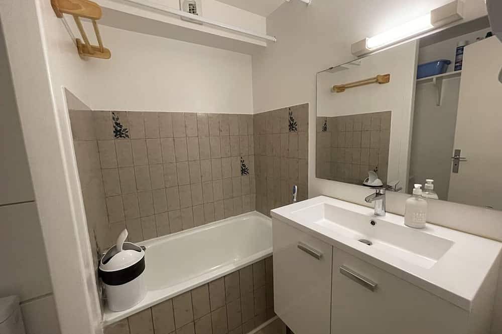 Entire apartment, Studio with balcony in the resort center, close to slopes and ice rink in Le Lioran, Laveissière