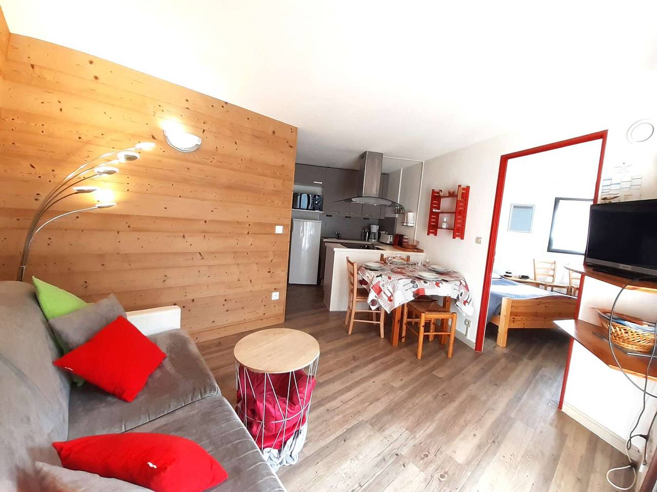 Entire apartment, T2 6 Pax, balcony, equipped kitchen, ski locker, 1700m, Saint-Lary in Saint-Lary-Soulan, Pyrenees National Park
