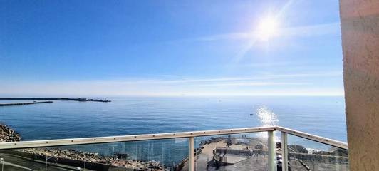 Gîte pour 4 personnes, avec piscine ainsi que vue et balcon dans Port de Sète