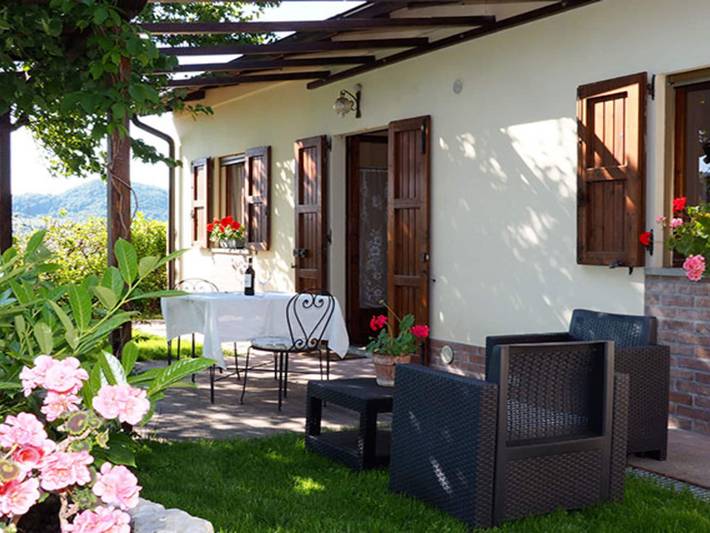 Agriturismo per 6 persone, con piscina e giardino, adatto a famiglie con bambini in Umbria