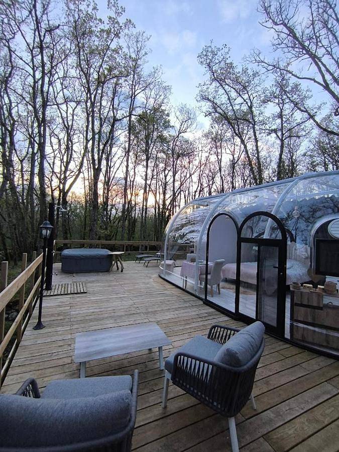 Camping para 3 personas, con terraza además de vistas y jardín en Lot