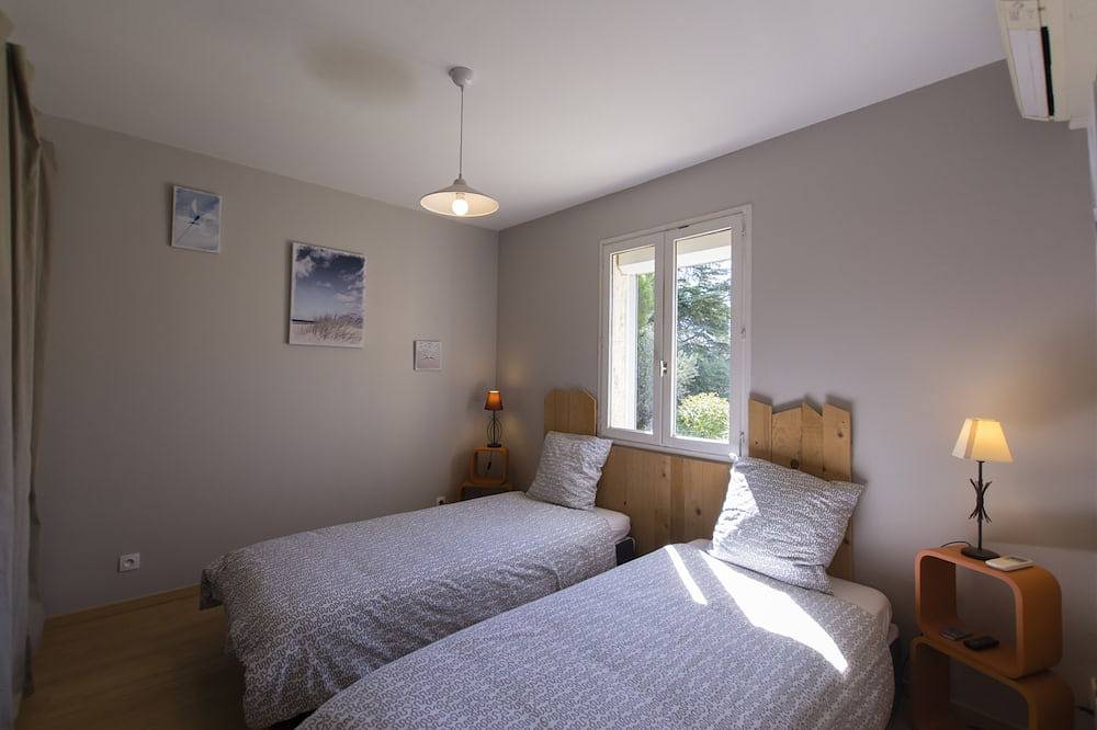 Chalet Con Piscina Cubierta Y Calefaccionada. in Sérignan, Côte d'Améthyste