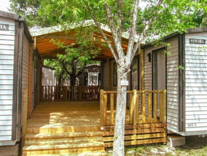 Camping pour 12 personnes, avec terrasse et piscine