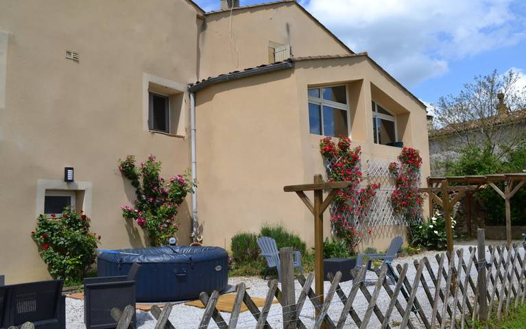 Gîte pour 6 personnes, avec terrasse ainsi que jardin et jacuzzi à Camon - 2