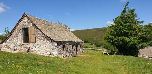 Gîte pour 15 personnes, avec jardin dans Parc naturel régional de l'Aubrac