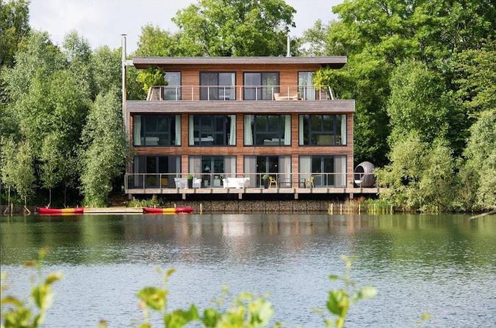 Holiday rental for 10 people, with pool and lake view, child-friendly in Gloucestershire