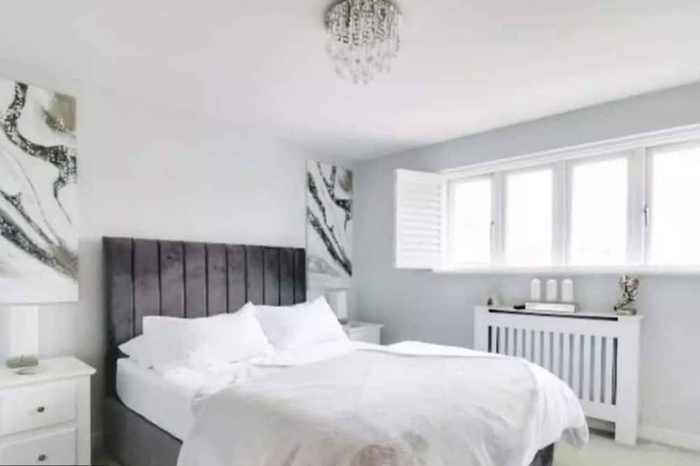 2Bed Recently renovated,modern house.train station in North Mymms, Hertfordshire