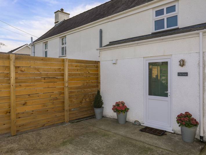 Apartment for 2 people, with garden, with pets in North-Wales