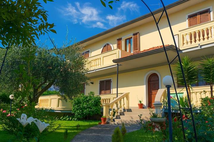 Ganze Wohnung, Casa Tirrena 600m from sea in Marina di Massa, Massa