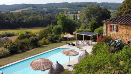 Location de vacances pour 12 personnes, avec piscine ainsi que jardin et terrasse, animaux acceptés à Soturac