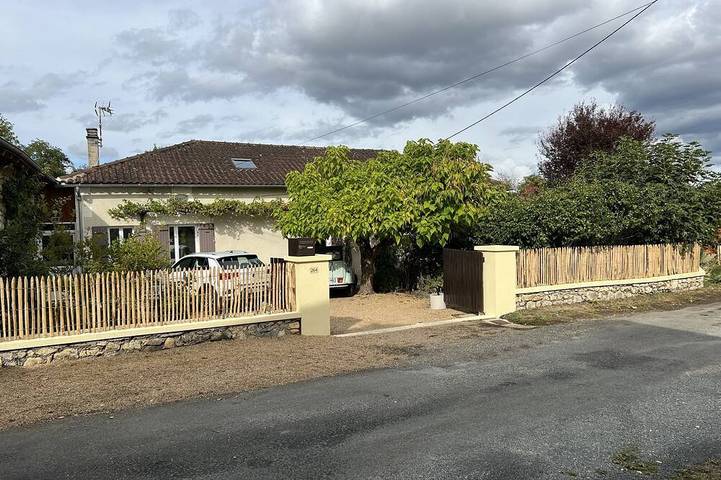 Location de vacances pour 8 personnes, avec Terrasse et Jardin à Champagnac-de-Belair