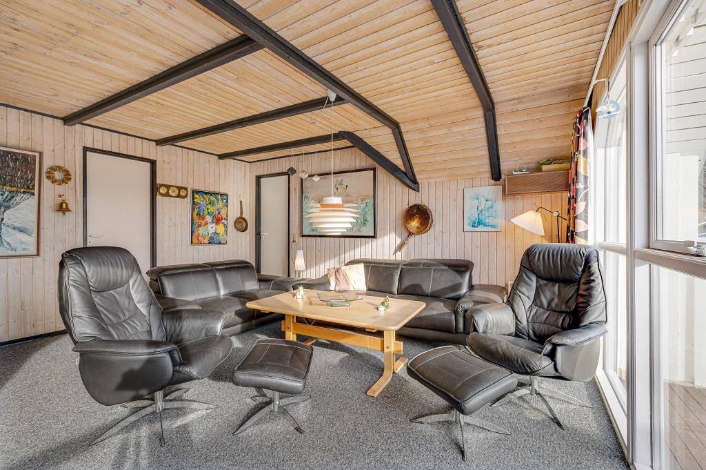 Stråtækt sommerhus beliggende 100 meter fra stranden in Bjerregård, Holmsland Klit