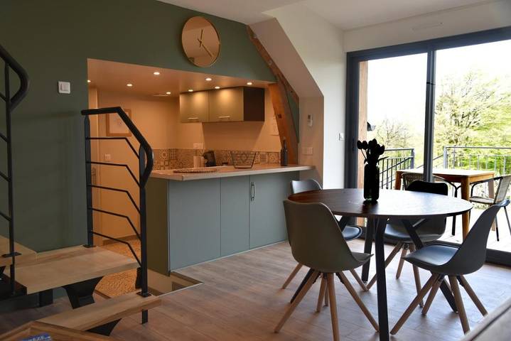 Location de vacances pour 2 personnes, avec jardin et bassin pour enfant ainsi que vue et piscine, adapté aux familles à Saint-Germain-les-Vergnes - 4