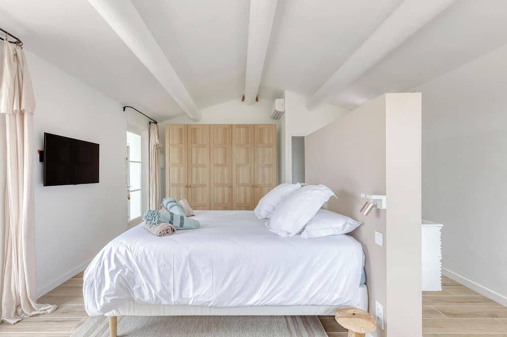 Beautiful Provencal Bastide - panoramic view of the Luberon - heated pool in Viens, Regionaler Naturpark Luberon