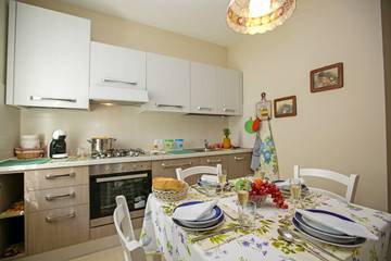 Holiday Rental for 5 People in Desenzano del Garda, Garda Mountains, Photo 2
