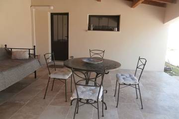 Gîte pour 4 personnes, avec terrasse et jardin à Caromb