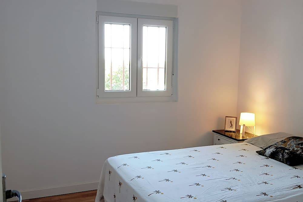 Chalet with a pool, barbecue, and spacious lot in Llíria, Valencia Provinz