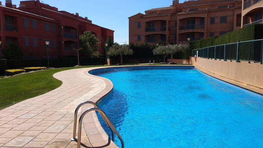 Appartement de vacances pour 6 personnes, avec balcon ainsi que vue et piscine