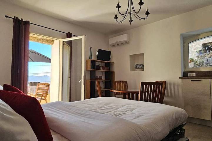 Appartement entier, T2 typique au cœur du village et vue sur le Golfe in Olmeto, Arrondissement de Sartène