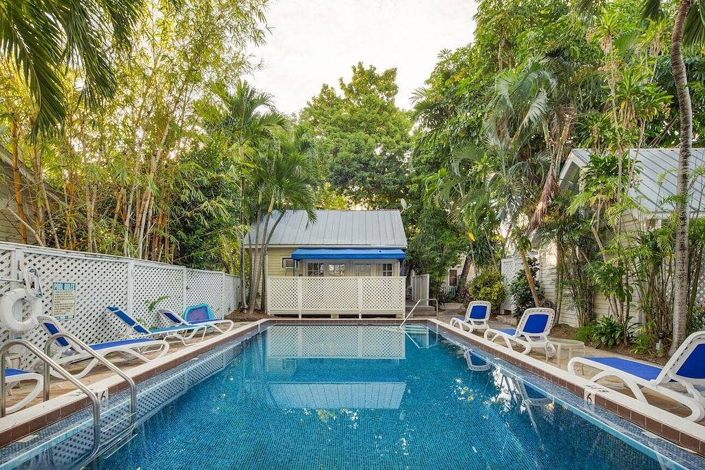 Colony Poolside: Ein Bungalow mit Charme in der Nähe des historischen Friedhof in Key West, Lower Keys