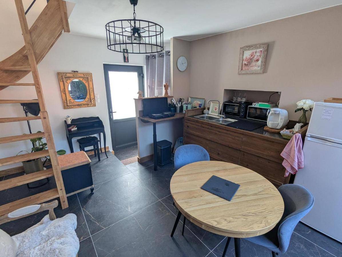 Appartement entier, One-Bedroom Apartment in Rosult, Région de Valenciennes