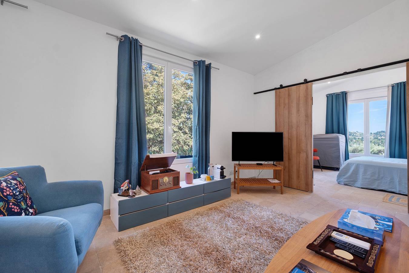 Appartement entier, Appartement 'Suzette' avec vue sur la montagne, Wi-Fi et climatisation in La Colle-sur-Loup, Côte méditerranéenne (France)
