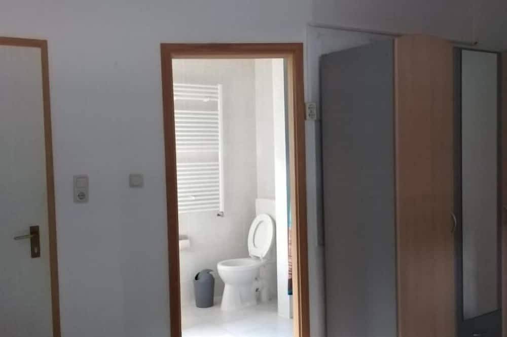 Ganze Wohnung, Die Wohnung verfügt auf Ihren ca. 40 qm Wohnfläche über ein Schlafzimmer mit Doppelbett und eigenem Bad sowie einem weiteren Zimmer mit einer Küchenzeile. in Gräfenhainichen, Dessau-Wörlitzer Gartenreich