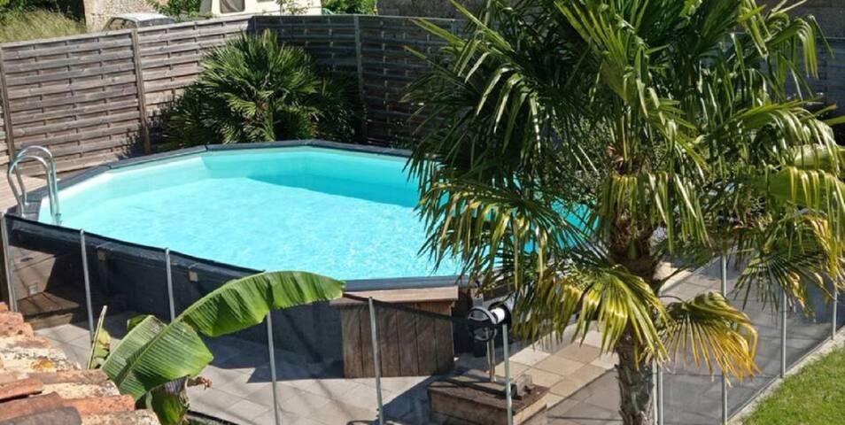 Location de vacances pour 8 personnes, avec Terrasse et Jardin ainsi que Piscine et Vue à Saint-Pierre-de-Juillers