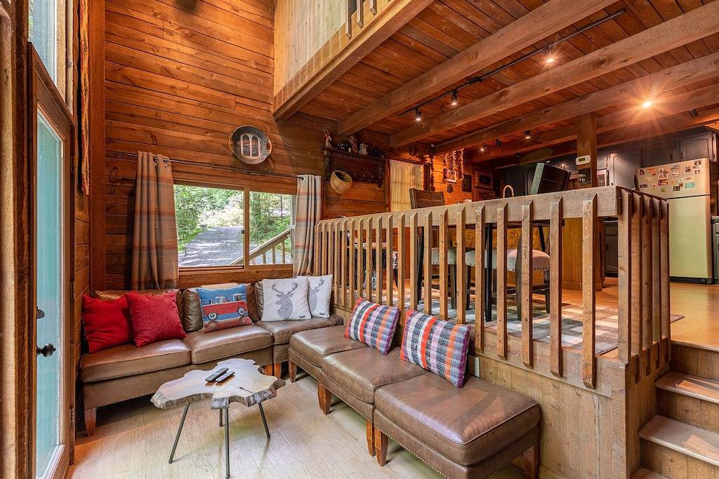 The Dog House - Romantic, Hot Tub, Creekside, Firepit Perfect couples getaway! in Blue Ridge Parkway, Watauga County