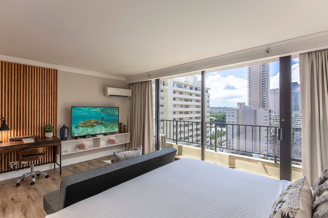 Entire apartment, Partial Ocean King Studio w/ Kitchenette, Ac &Pool in Waikiki Beach, Honolulu