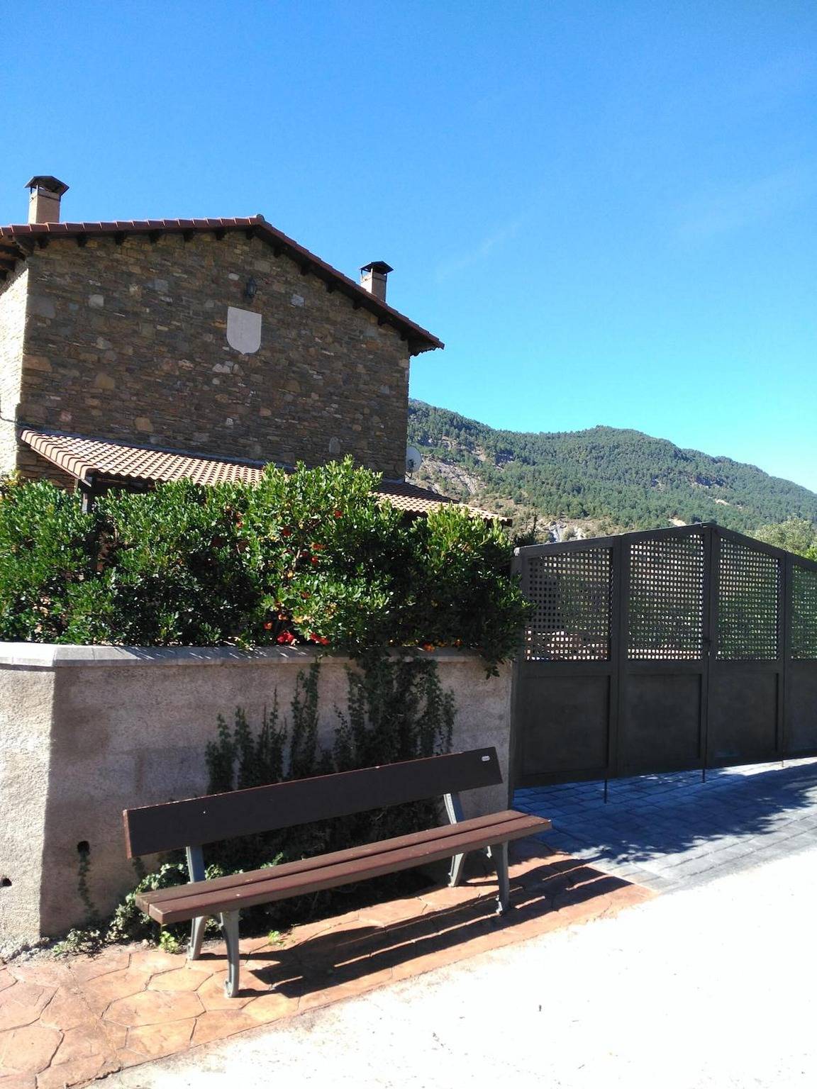 Casa Montenegro: Rural Retreat with Mountain Views, Garden, and Bbq in Navarri, Foradada del Toscar