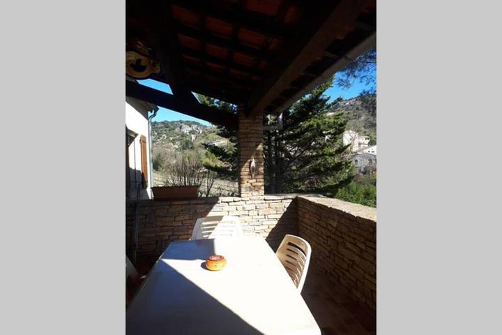 Gîte pour 3 personnes, avec Balcon et Terrasse ainsi que Jardin et Vue à Rochecolombe