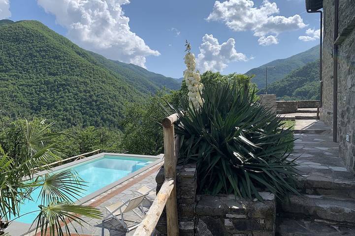 Location de vacances pour 8 personnes, animaux acceptés à Zeri