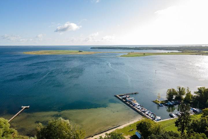 Ferienwohnung für 4 Personen, mit Balkon und Garten sowie Seeblick und Ausblick an der Müritz