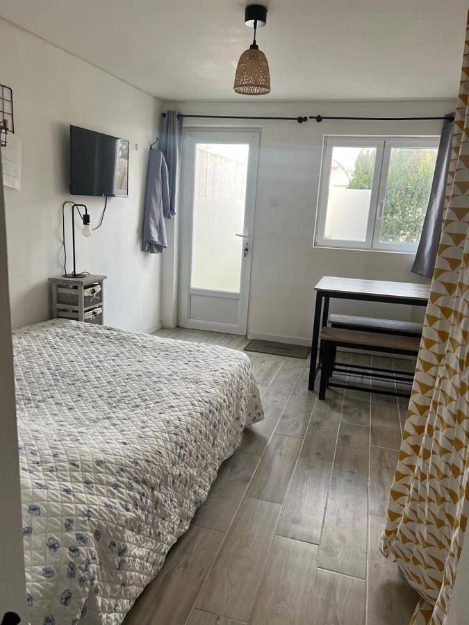Gîte pour 2 personnes, avec jardin et terrasse dans Yves - 2